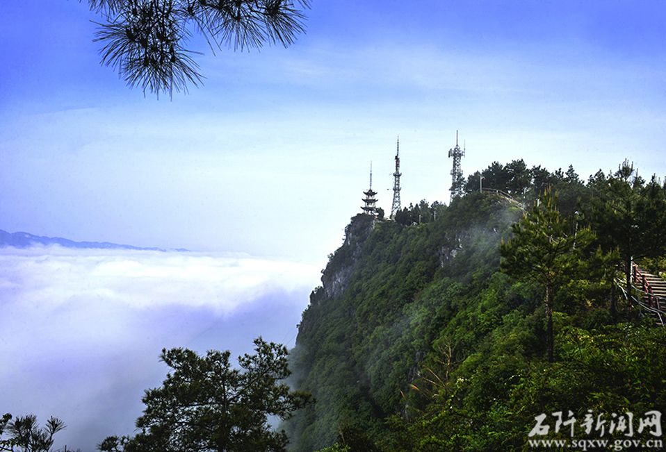 五峰山因山有五峰得名，分別為龍峰、青冥峰、元寶峰、白巖峰、龍尾峰。五峰山森林公園面積4800畝，是距縣城最近且保存完好的綠地。圖片來源于網絡。